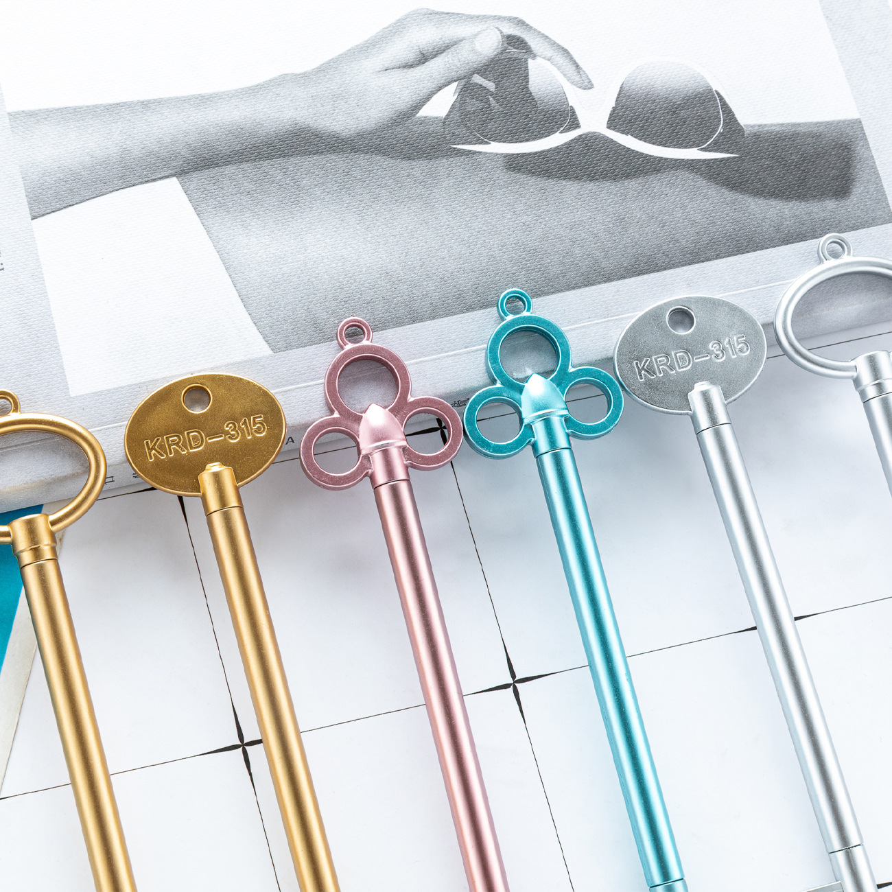 Fabricante mayorista clave modelado bolígrafo neutro logotipo imprimible oficina estudiantes papelería bolígrafo de escritura negro bolígrafo de firma