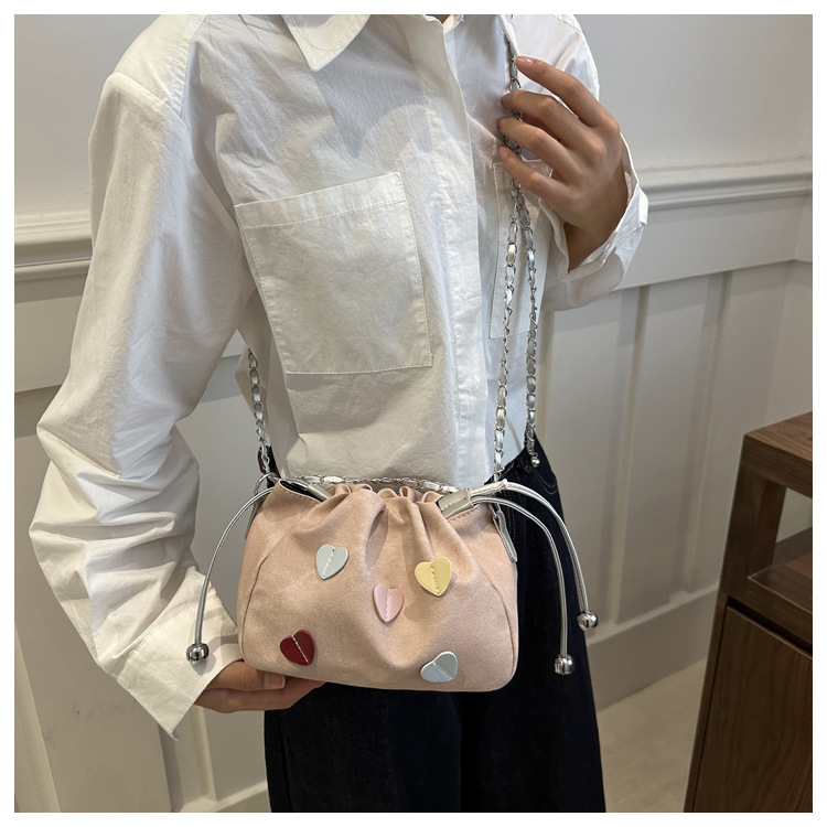 Drawstring bucket for women 2024 new Korean fashion shoulder bag, simple commuting contrasting color heart chain_voghion.com
