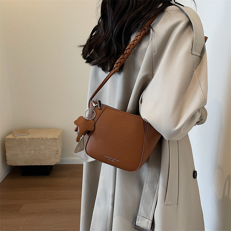 High-End Fashion Braided Elephant-Shaped Handbag for Women 2026 New Style Shoulder Bag with Lychee Pattern Simple Crossbody Bag