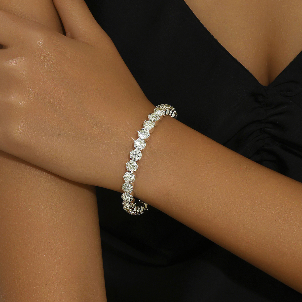 Accesorios de moda europeos y americanos diseño de nicho pulsera de lujo ligero de alto grado accesorios de ropa brillante pulsera nueva de las mujeres