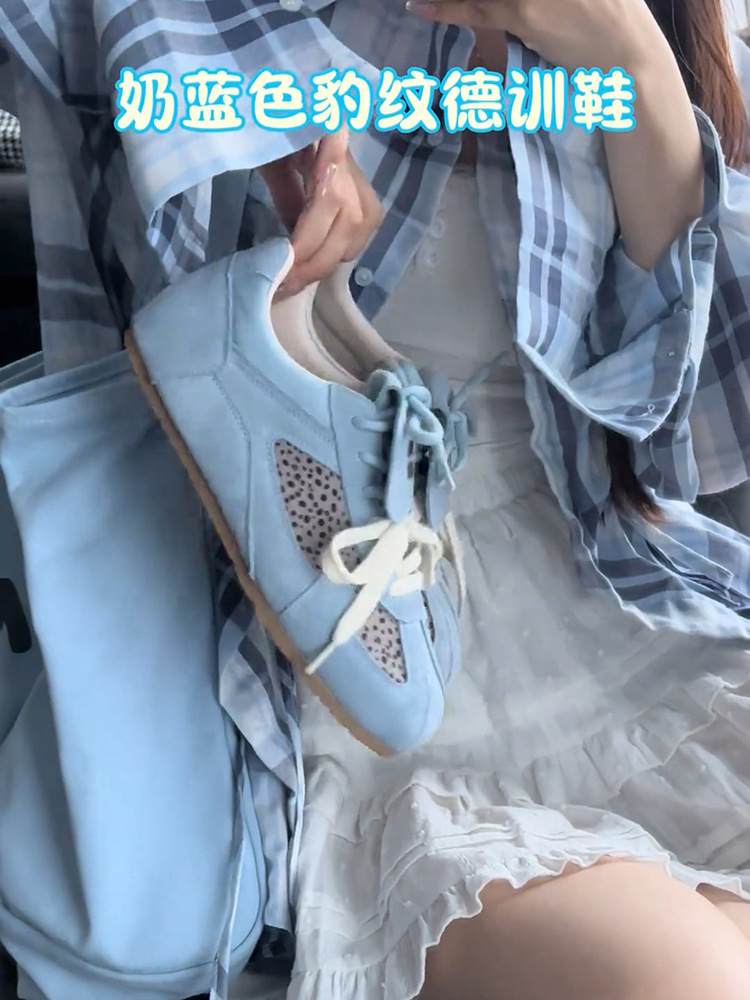 [Weird Beauty] Zapatillas de cuero de fondo plano con aumento interior para mujer 2025 verano nuevo estilo Forrest Gump deportes y ocio zapatos de entrenamiento alemán