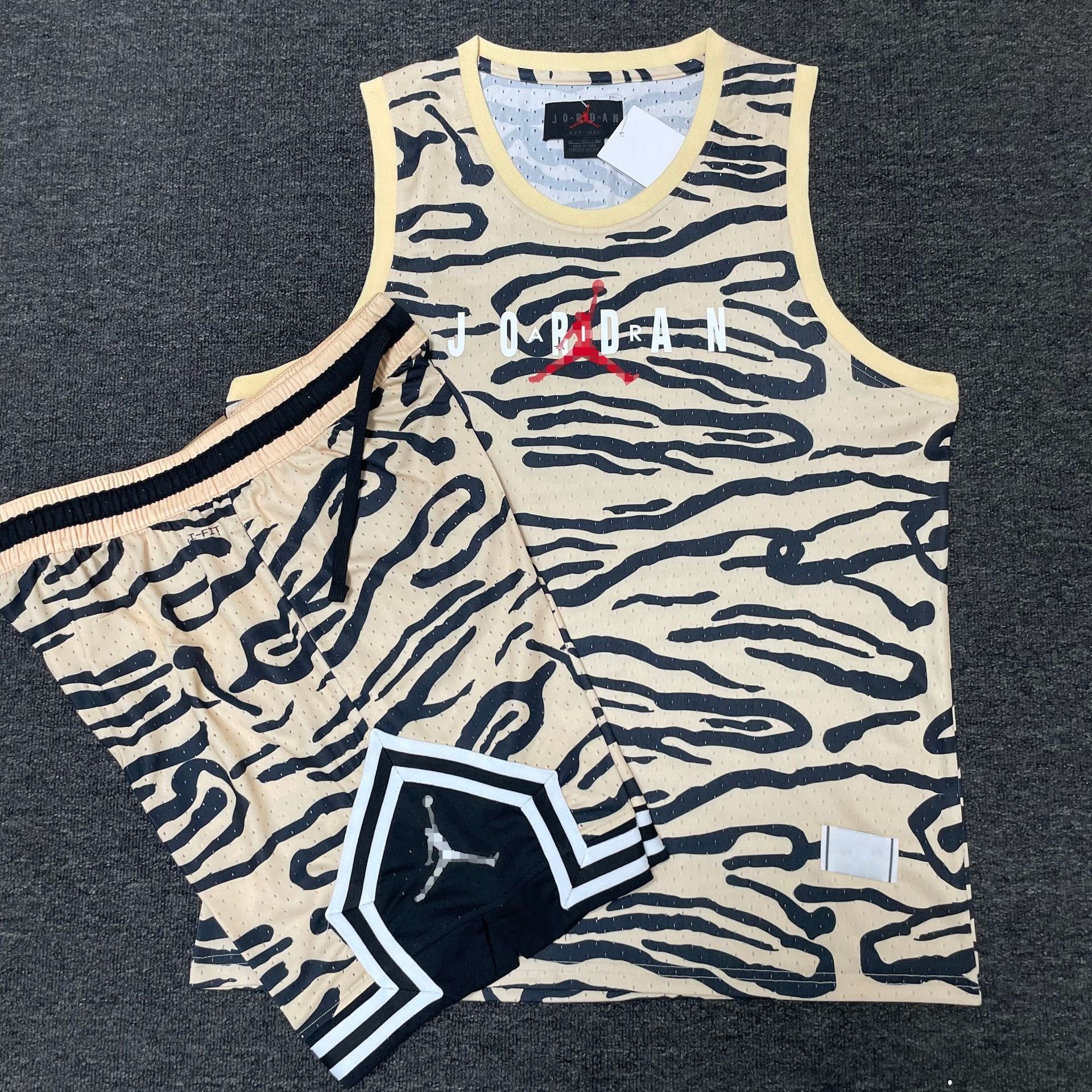 Nuevo conjunto de ropa deportiva de hombre volador en verano, entrenamiento de carrera para hombres, chalecos cortos transpirables de secado rápido, dos juegos al por mayor