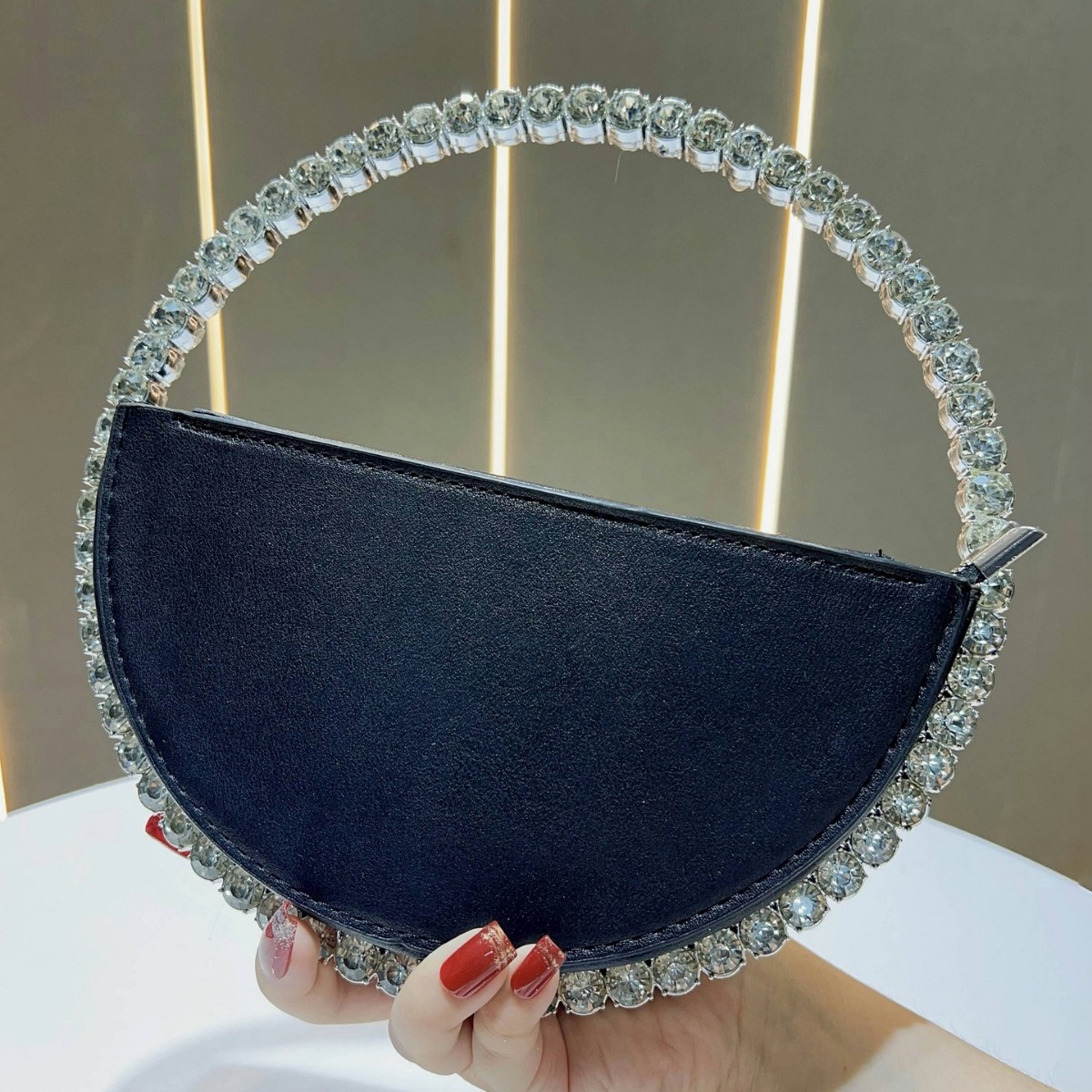 Elegante pochette semicircolare con paillettes e diamanti scintillanti, perfetta per feste serali e feste femminili._voghion.com