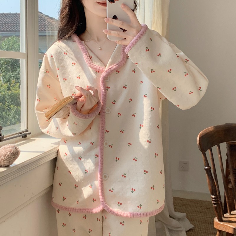 2024 가을과 겨울 공기 샌드위치 파자마 여성용 체리 작은 옷깃 카디건 긴 소매 달콤한 홈 의류 세트 도매