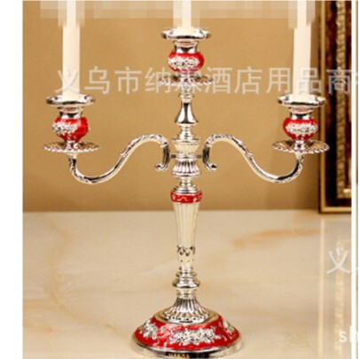 Candelabro de tres cabezas de lujo chapado en oro de aleación de metal plateado de gama alta de aleación Europea Home Hotel KTV Classic