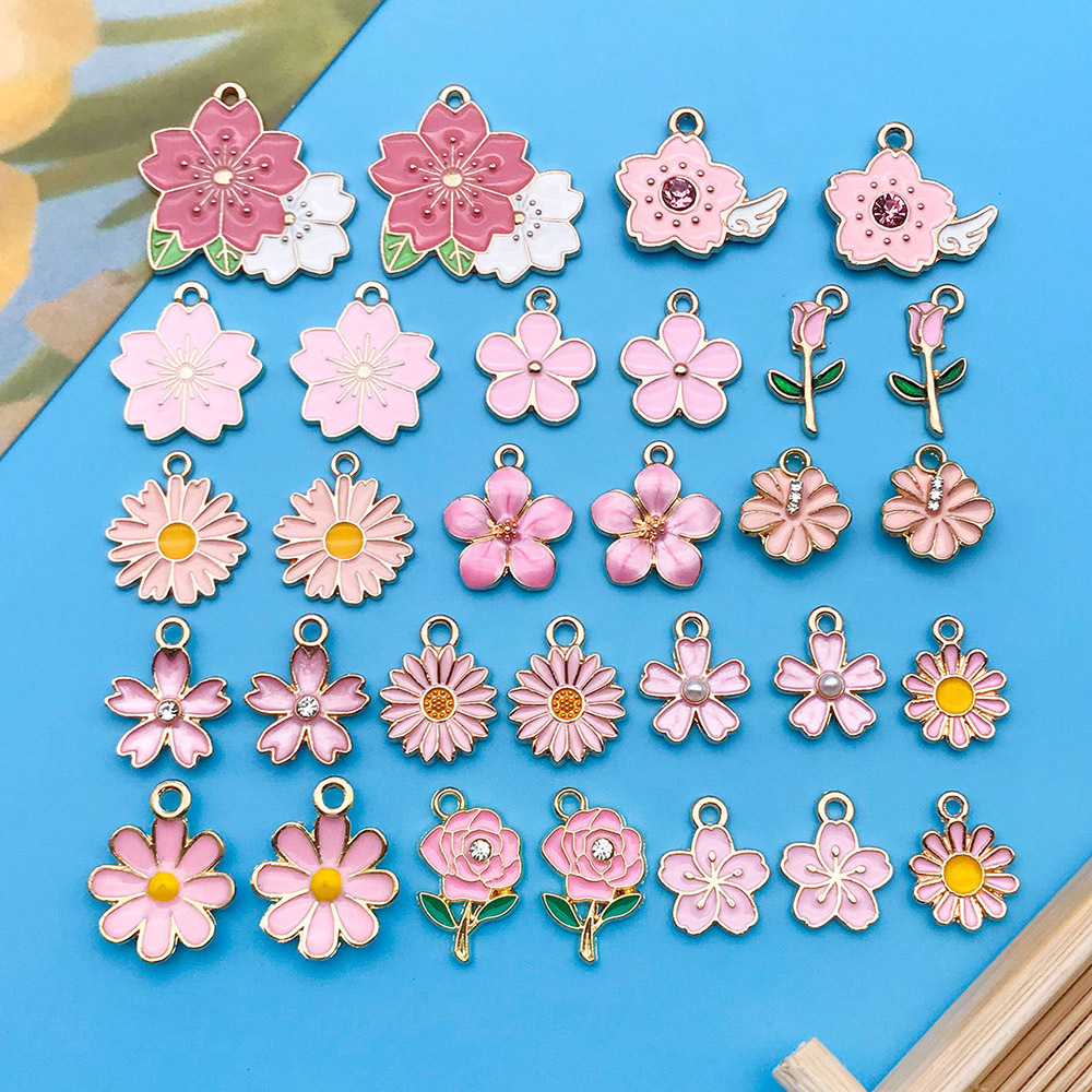 Colgantes esmaltados de flor de cerezo y margarita