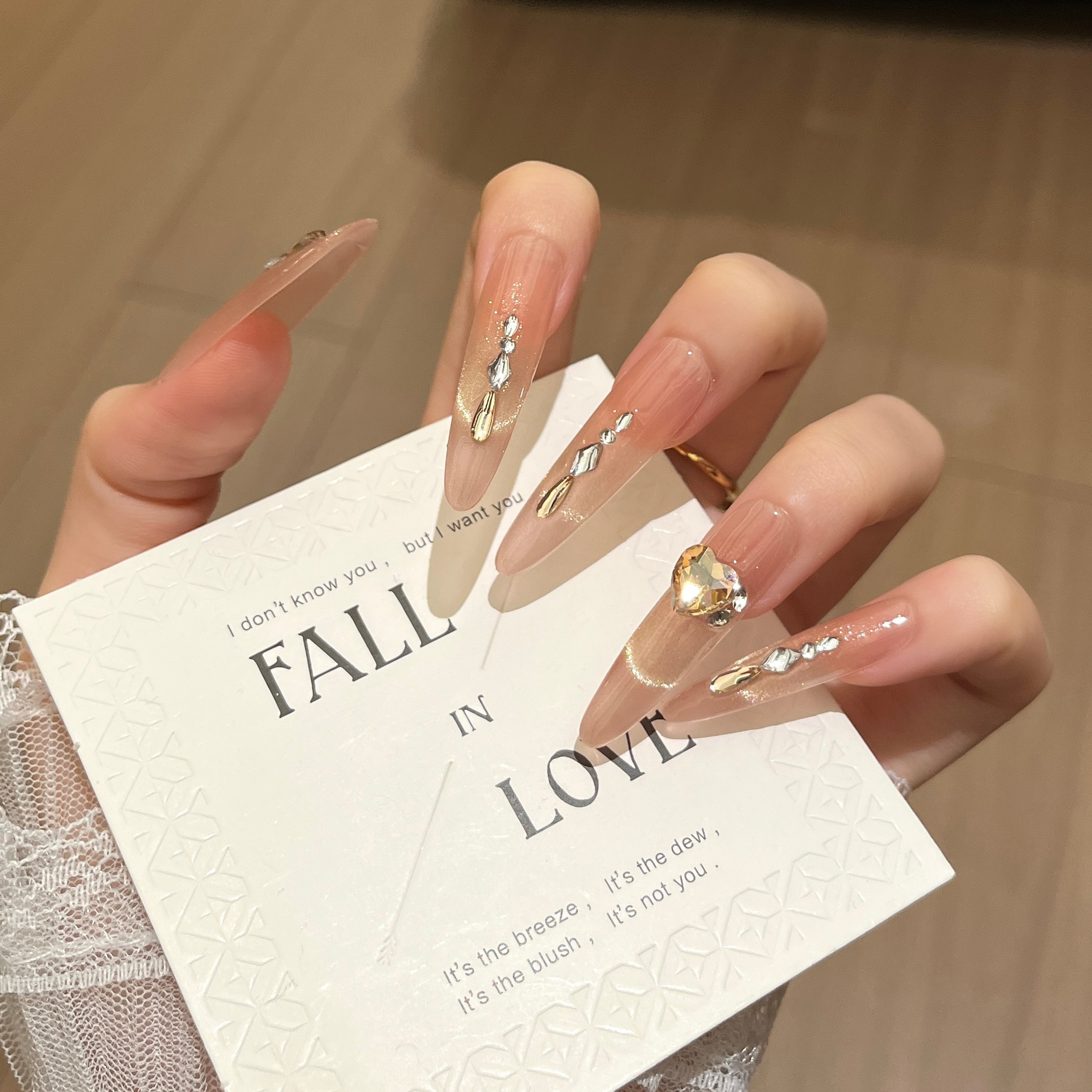 Otoño y invierno nuevos ojos de gato dorados hechos a mano para usar piezas de uñas productos terminados perros largos 4.0 parches de uñas falsas