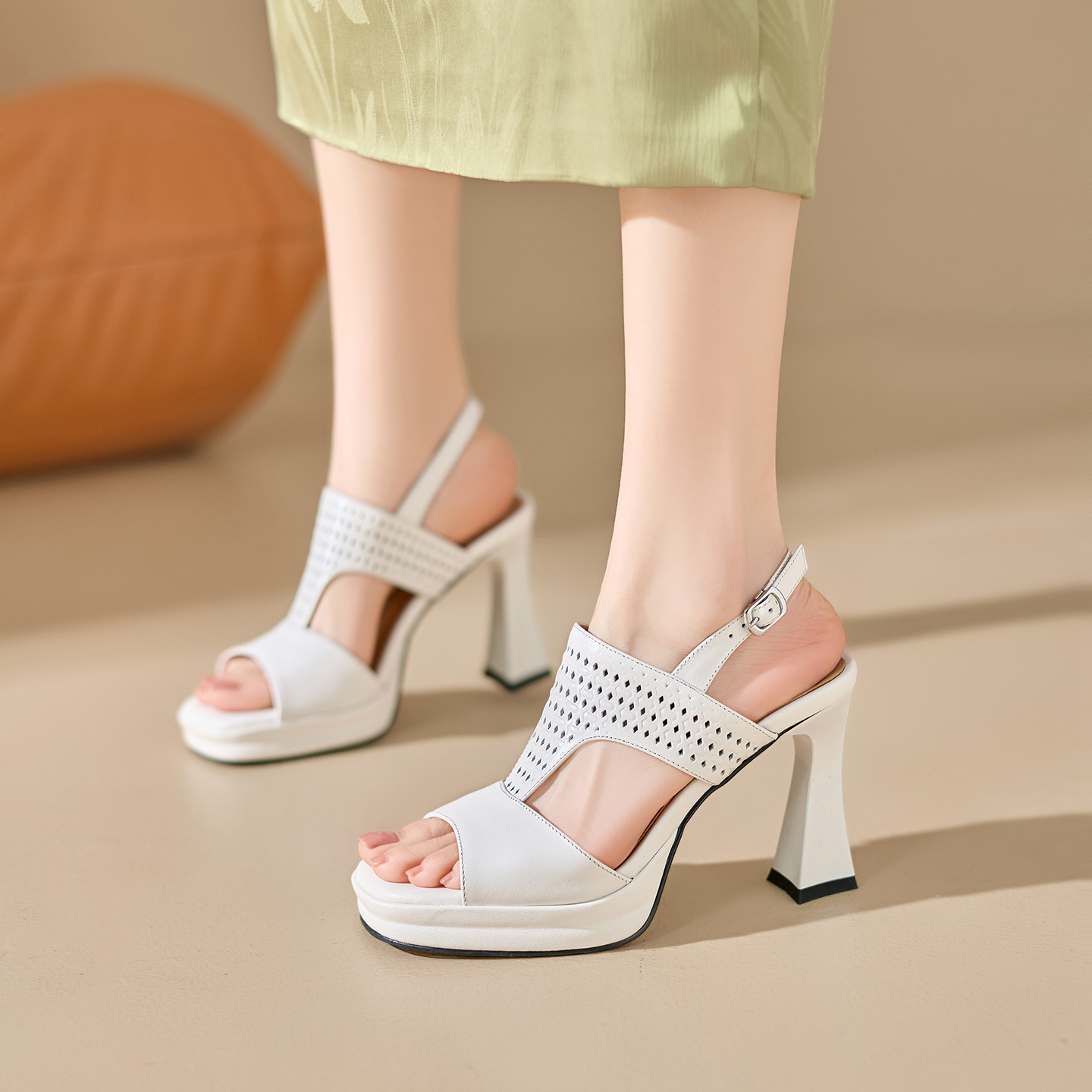 Sandal cao gót nữ hở mũi quai ngang khóa gót 9 cm — màu trắng ngà