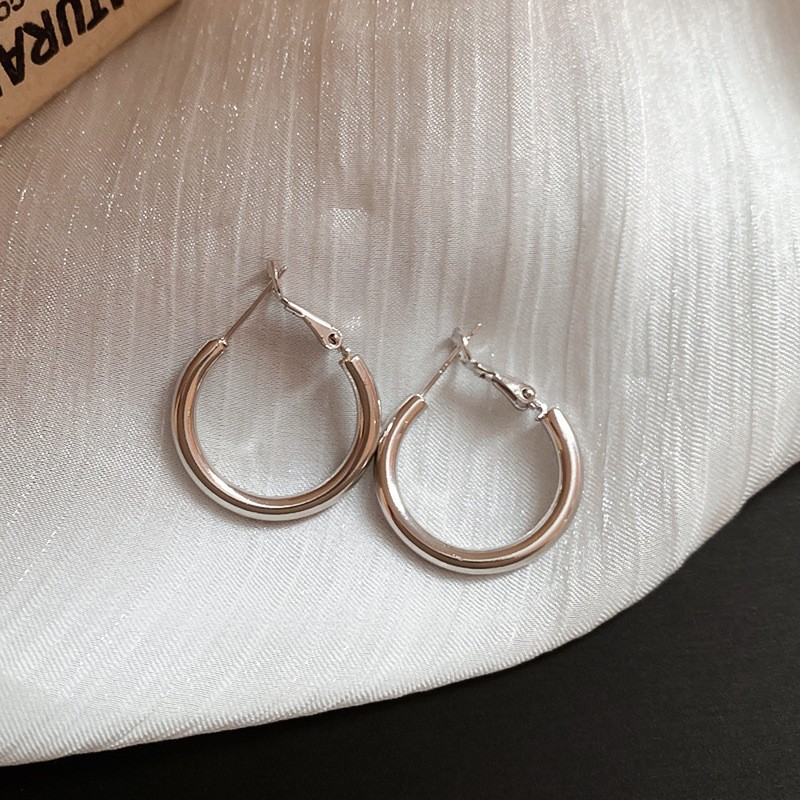 Pendientes ovalados simples de aguja de plata Pendientes de tendencia de personalidad transfronteriza europea y americana Pendientes de diseño de todo fósforo de nicho al por mayor