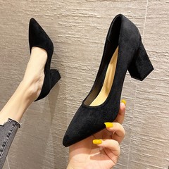 スチュワーデスの仕事のハイヒールの黒い太さとスエードの職業靴は長く立っています。
