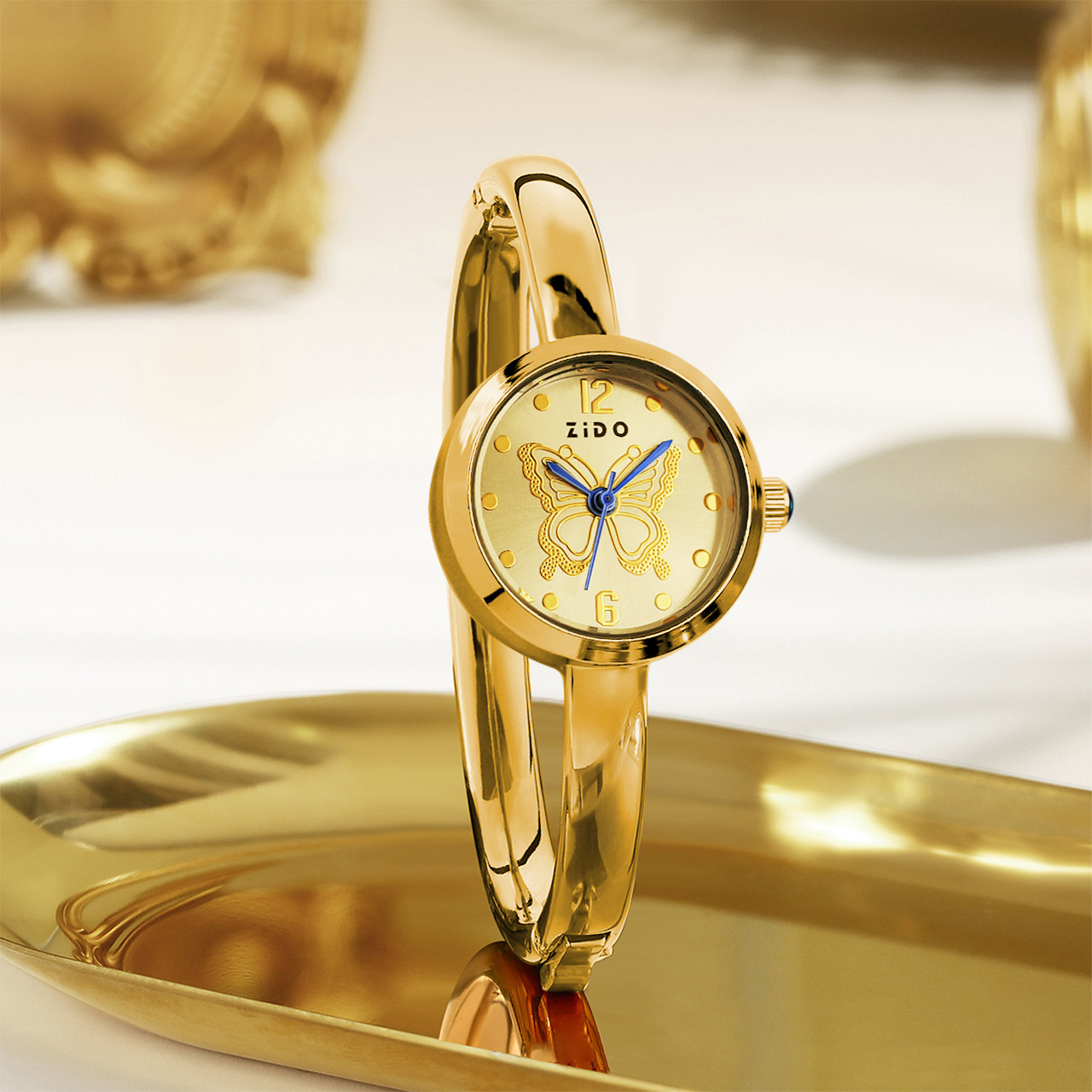 Reloj elegante para mujer con esfera ovalada y diamantes_voghion.com