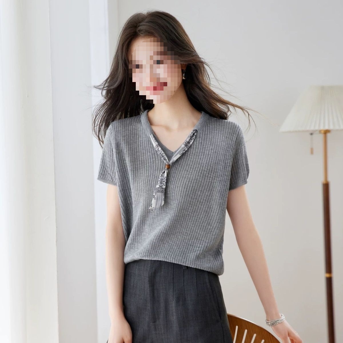 Áo thun nữ cổ V tay ngắn phối khăn lụa ren, chất liệu băng lụa mỏng mát mùa hè — màu đen, màu sắc, màu xám chi tiết 4