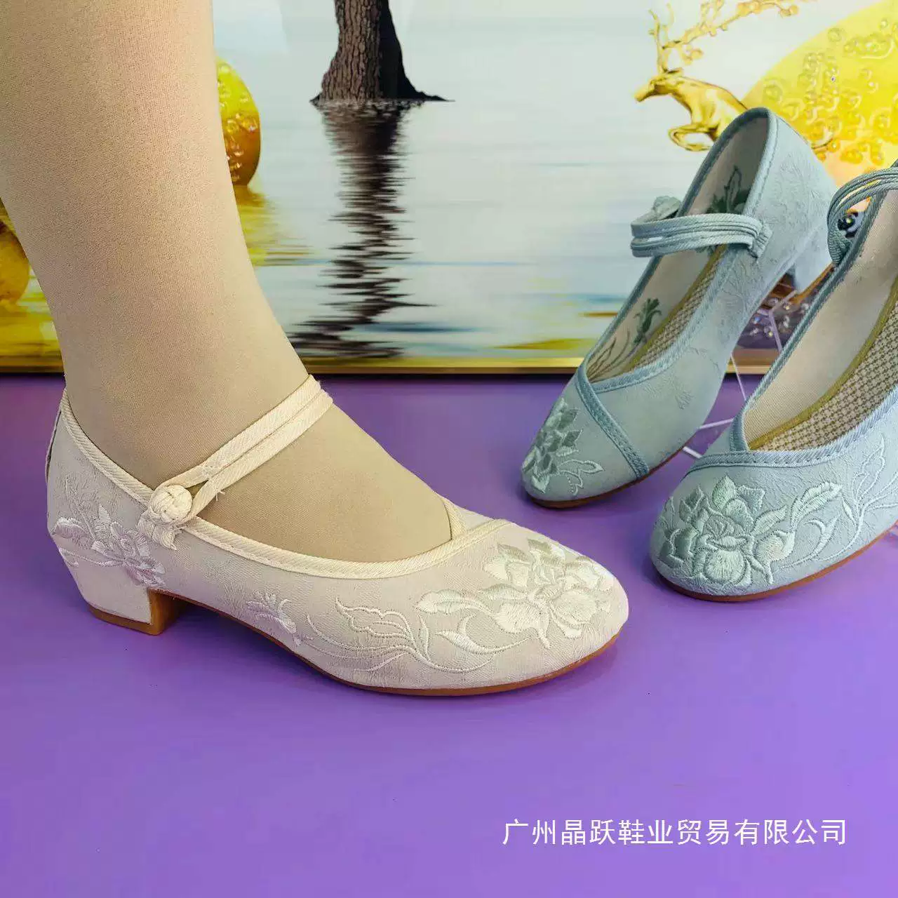 Традиционные пекинские туфли Cheongsam с вышивкой. Туфли Hanfu на мягкой резиновой подошве для мам, женские туфли на среднем каблуке в древнем стиле, элегантные и универсальные.