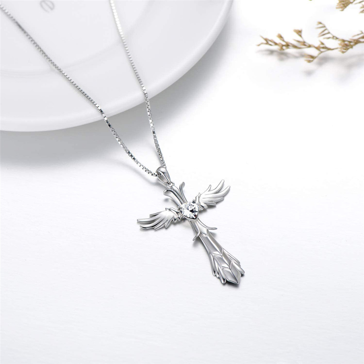 Collana con ciondolo croce e ali d'angelo per donna stile retrò_voghion.com