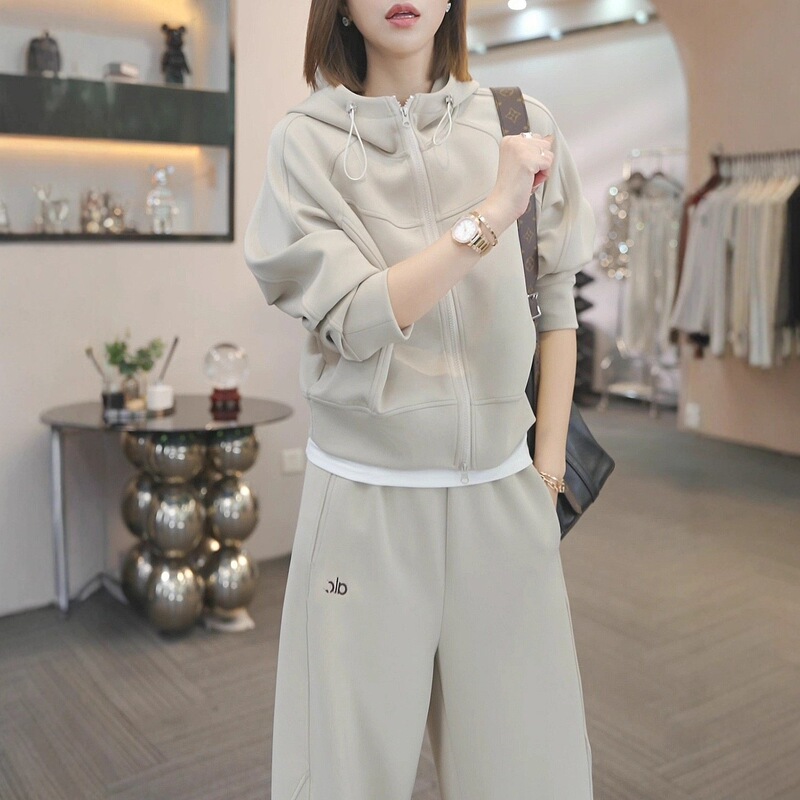 European-Style Casual Sports Suit for Women, Autumn and Winter 2026 New Model, Stylish and Age-Reducing, Slimming Sweatshirt and Wide-Leg Pants Two-Piece Set