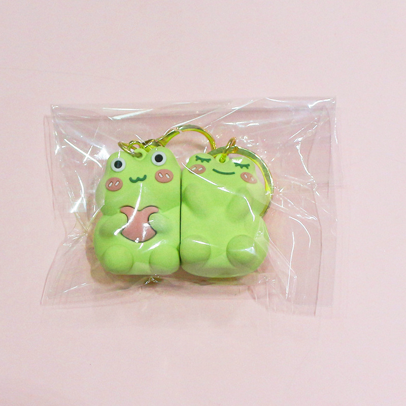 Inventario de PVC adhesivo suave atractivo llavero de dibujos animados creativo rana llavero pareja colgante muñeca accesorios osos