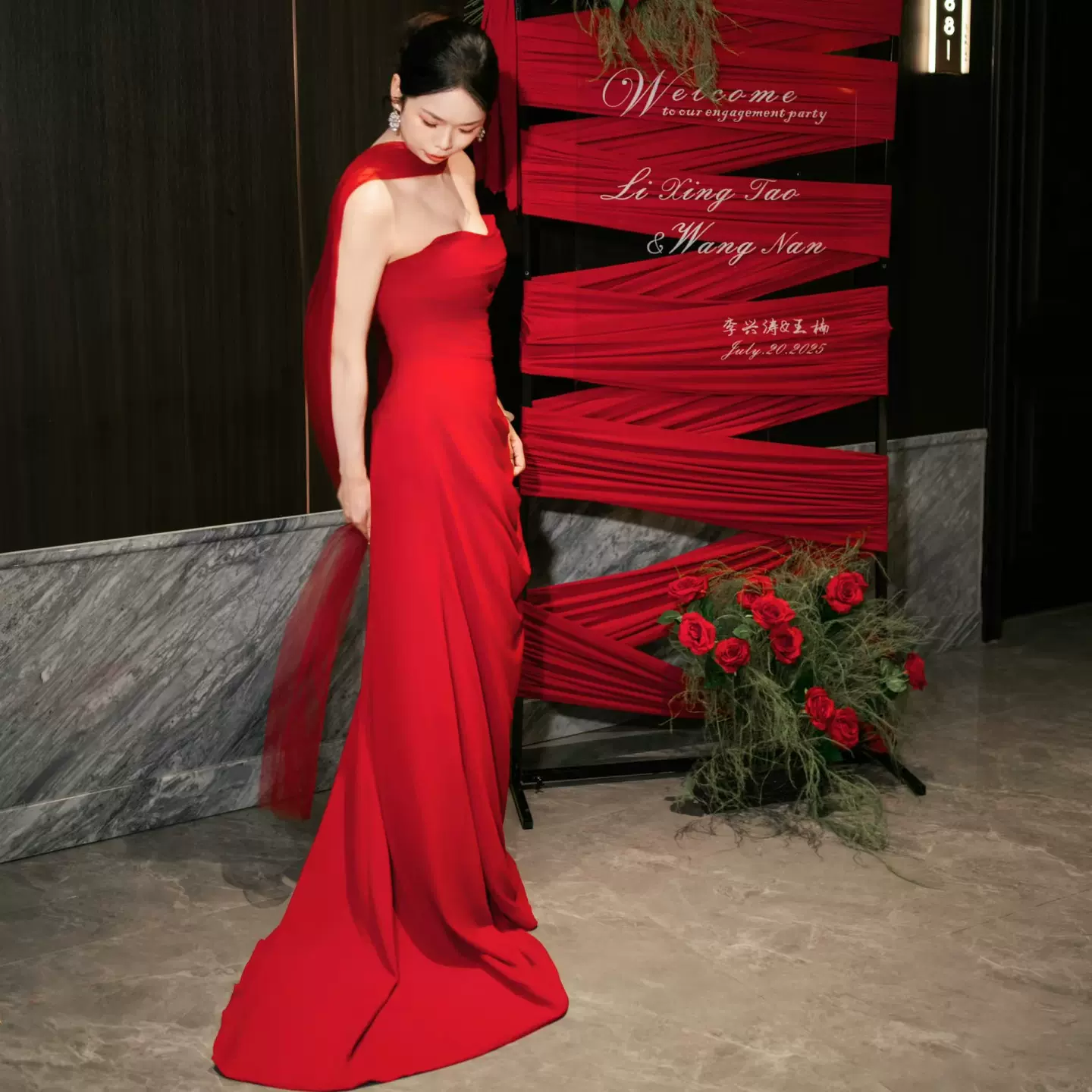 订婚迎宾牌布艺高级感创意红色简单大气新郎新娘酒店背景道具装饰