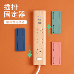 ソケット固定器の壁に壁掛を貼り付けて収納します。