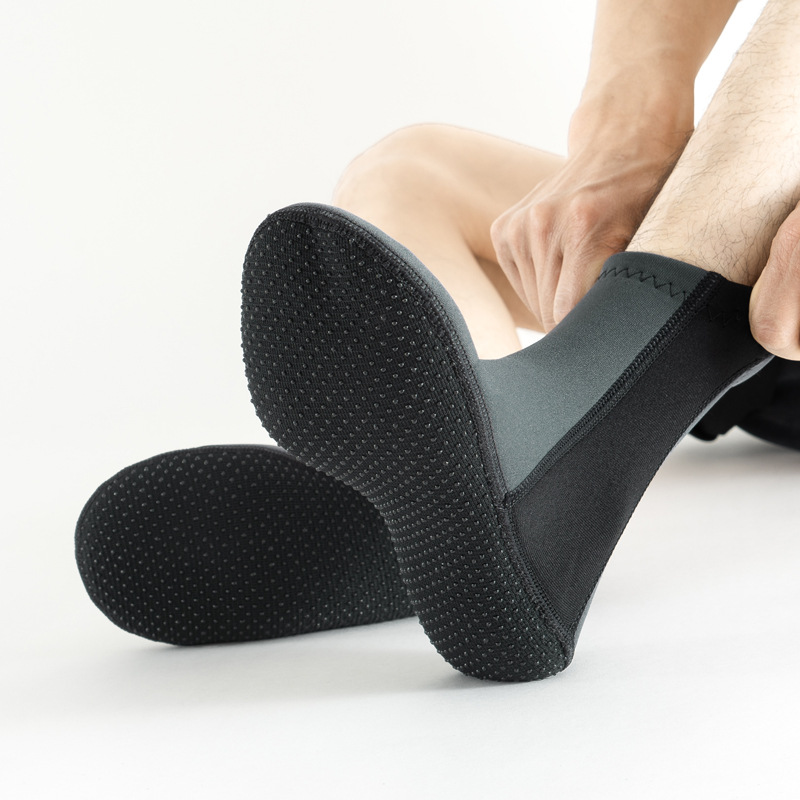 in stock 3MM diving socks men's swimming warm deep diving snorkeling socks mid-barrel non-slip wear-resistant beach socks diving shoes