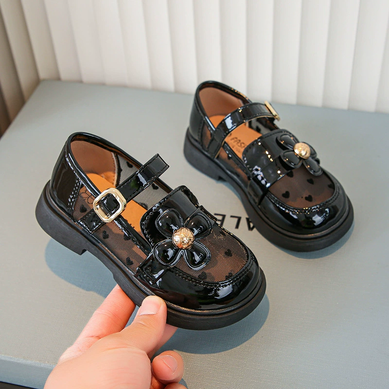 Маленькие кожаные туфли для девочек 2024 новые летние сандалии
