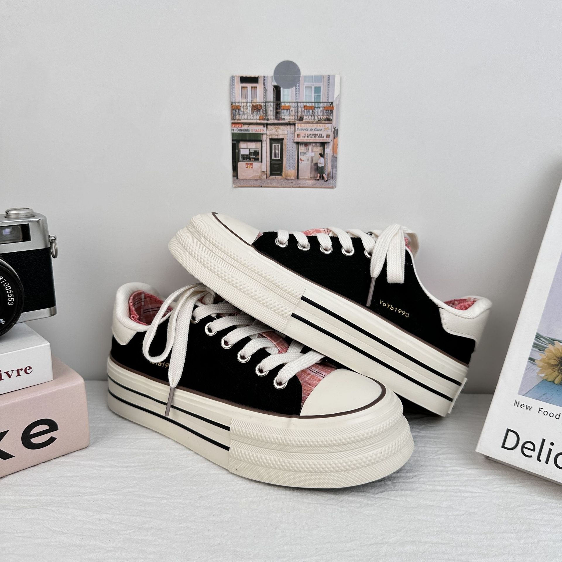 Zapatos de lona de suela gruesa de mujeres Yuanbo 2025 nuevos zapatos de verano transpirables pequeños zapatos blancos casuales a cuadrícula