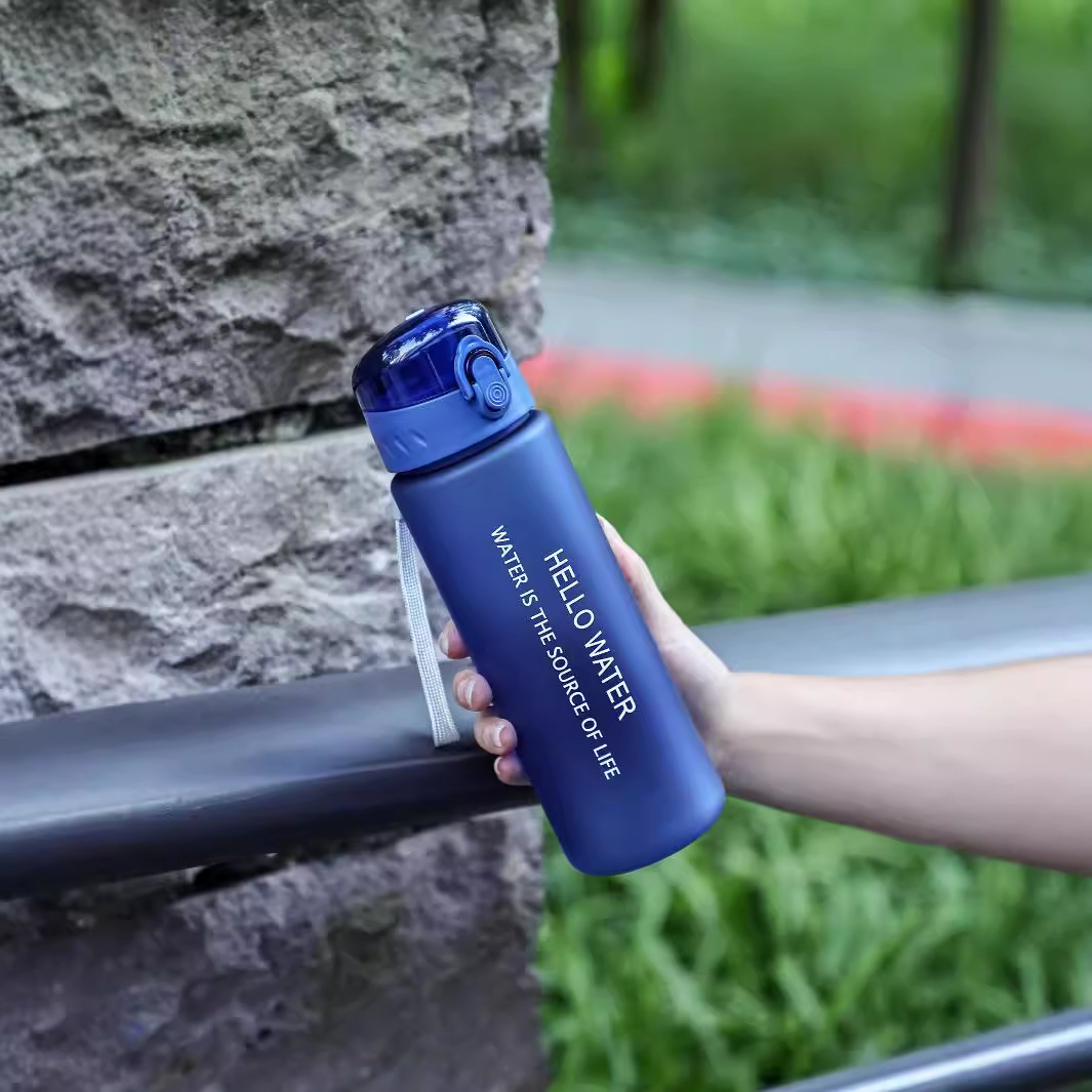 simple y portátil al aire libre con una taza de agua de cuerda, taza de agua de beber directa, taza de paja de alumno transparente