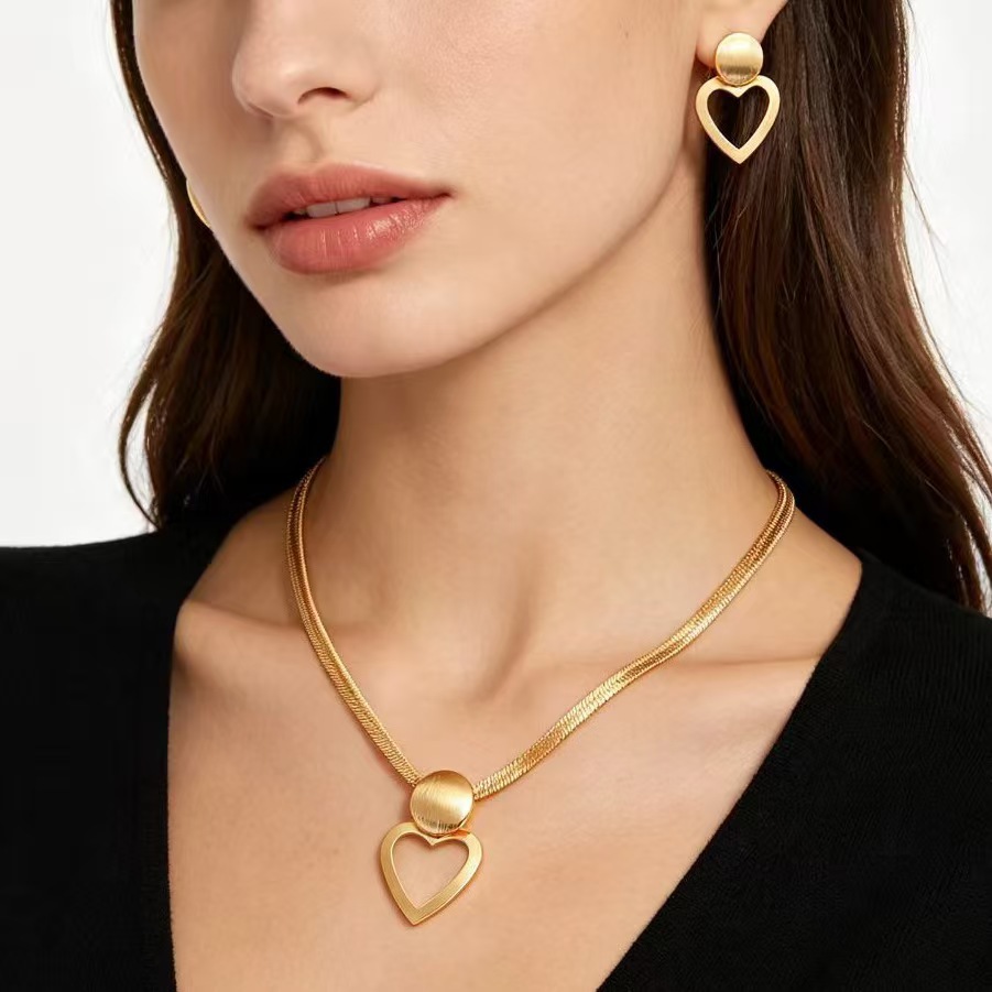 European and American Retro Style Metal Texture Collarbone Necklace and Earring Set, Geometric Hollow Pendant with a High-End Feel, Suitable for Commuting