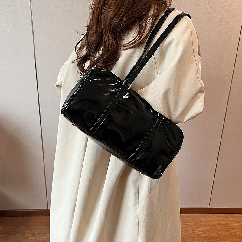 Bolso de viaje retrógrado de mano para mujeres 2025 nuevo bolso de brazo de moda pequeño bolso simple de gran capacidad de hombro image 4