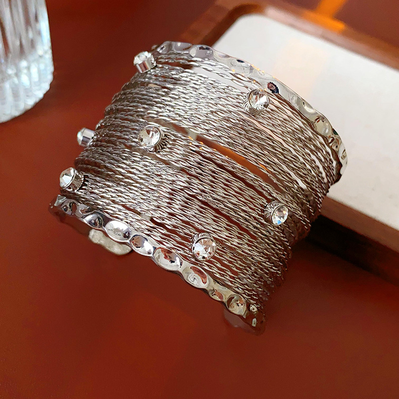 Europa y América plisada redonda abierta pulsera de metal estilo frío pulsera personalizada luz lujo alto sentido pulsera fábrica al por mayor