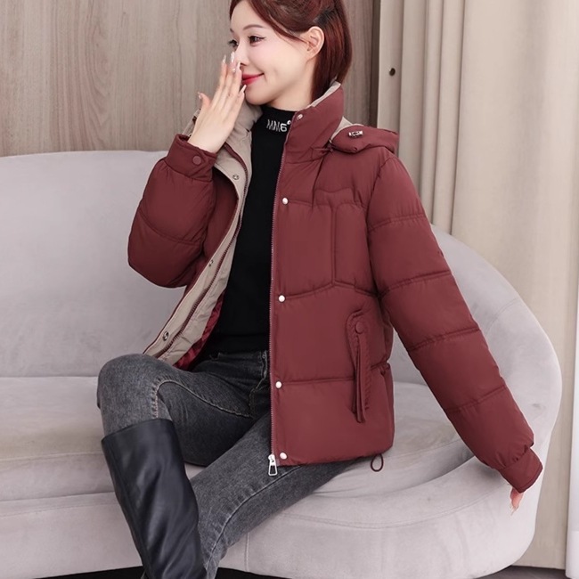2025 ropa de algodón pan chaqueta de hombre pequeño abrigo de pluma de algodón para mujeres abrigo grueso corto delgado nuevo invierno en stock image 4