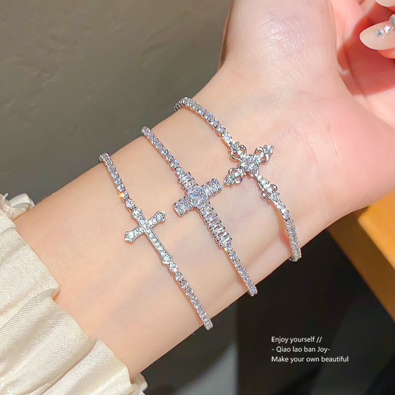 Korean-style zircon cross pull-out bracelet, light luxury and high-end feel, elegant and versatile for commuting, fashionable women's jewelry