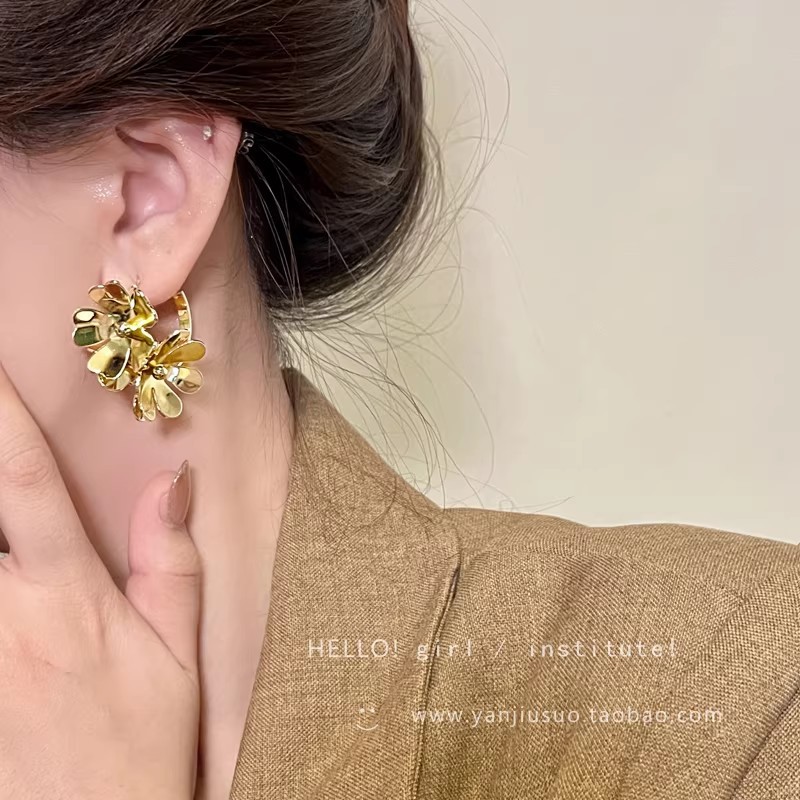 Orecchini a lobo fiore in argento per donna gioiello primavera_voghion.com