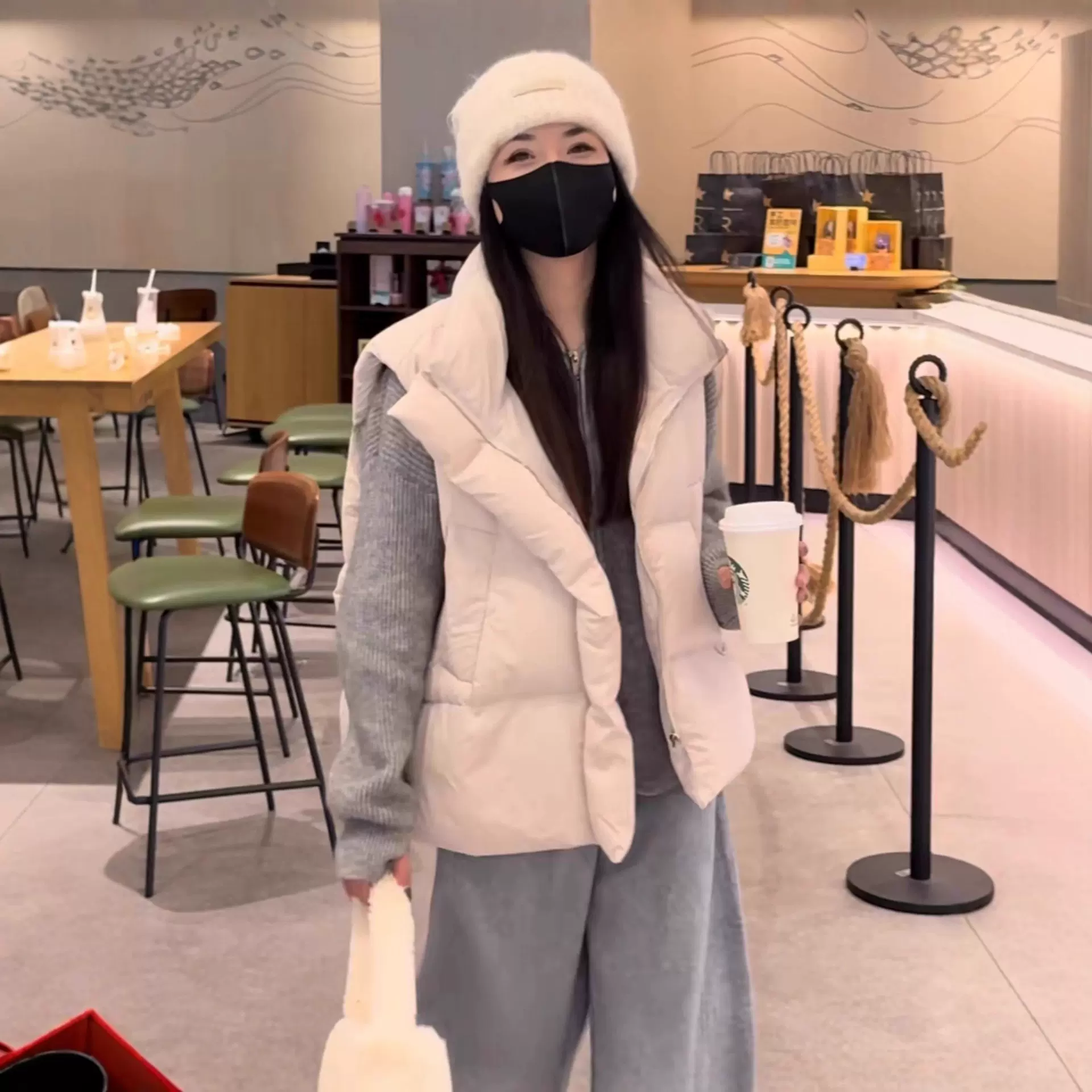 今年流行爆款立领白鸭绒羽绒马甲女2025秋冬韩系无袖坎肩马夹外套