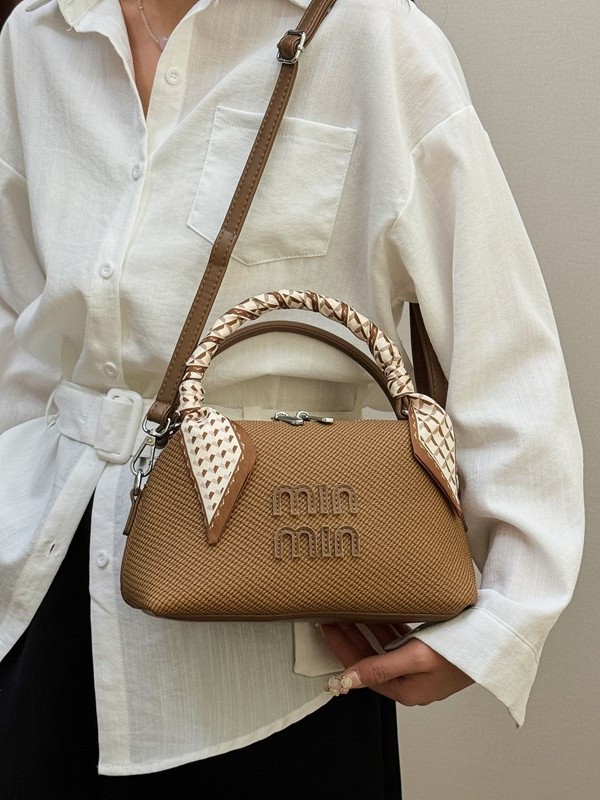 Nuevo estilo coreano ins moda versátil bolso de mano pequeño nicho lujo ligero de alto nivel sensación de hombro mochila para enviar bufandas de seda