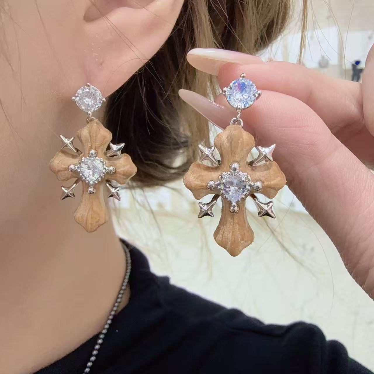 Sweet and Cool Sexy Stylish Retro Wooden Cross Earrings Female Niche Design Silver Four-Pointed Star Heart Zircon Earrings