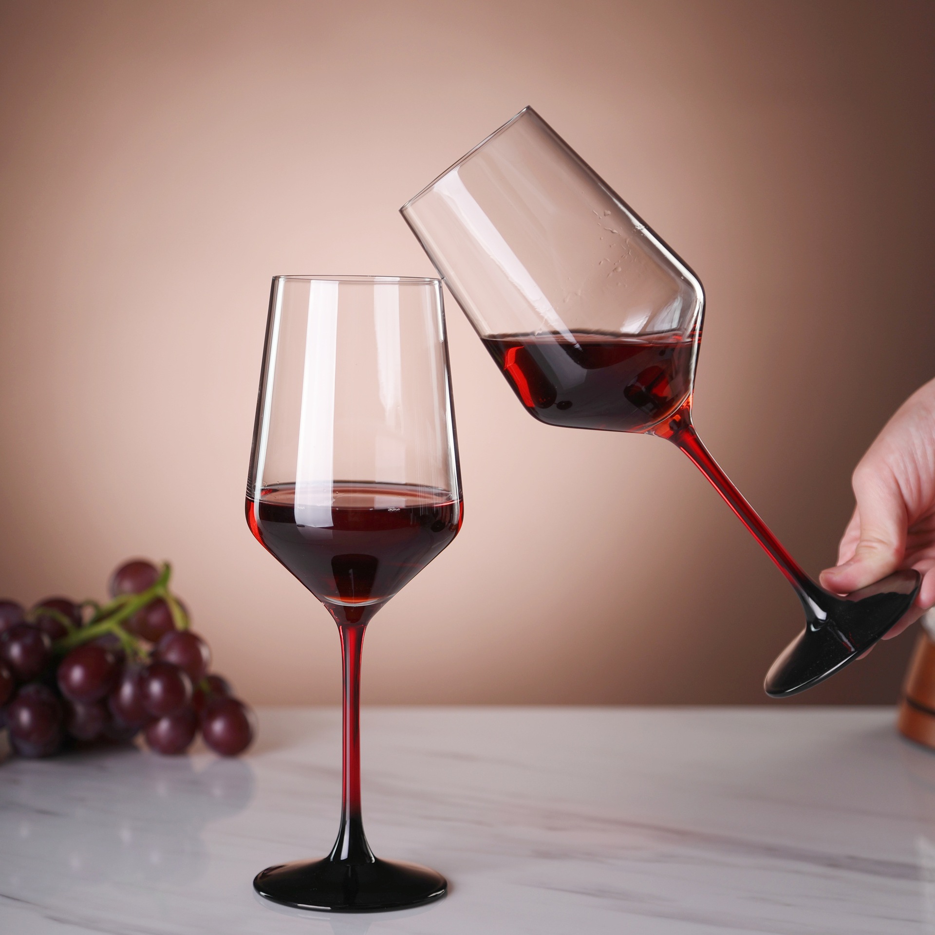 Corte en frío barra roja con fondo negro tazas de vino rojo comerciales tazas de pie alto tazas de champán caseras tazas de vino creativas tazas de vidrio de vino