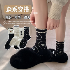 春と秋の白黒の小さい花の靴下の女性のinsの潮の日本のかわいいファッションの花の中で靴下の学院の風の綿の靴下の通気性