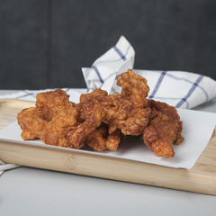 For cooking and drinking, absorb oil with paper towels in the kitchen for eating, stewing soup, deep-frying, filtering oil film, food baking, and food stewing to remove oil.