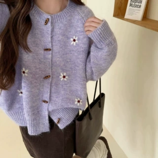 温柔慵懒风立体花朵牛角扣毛衣圆领新款针织开衫女百搭减龄外套