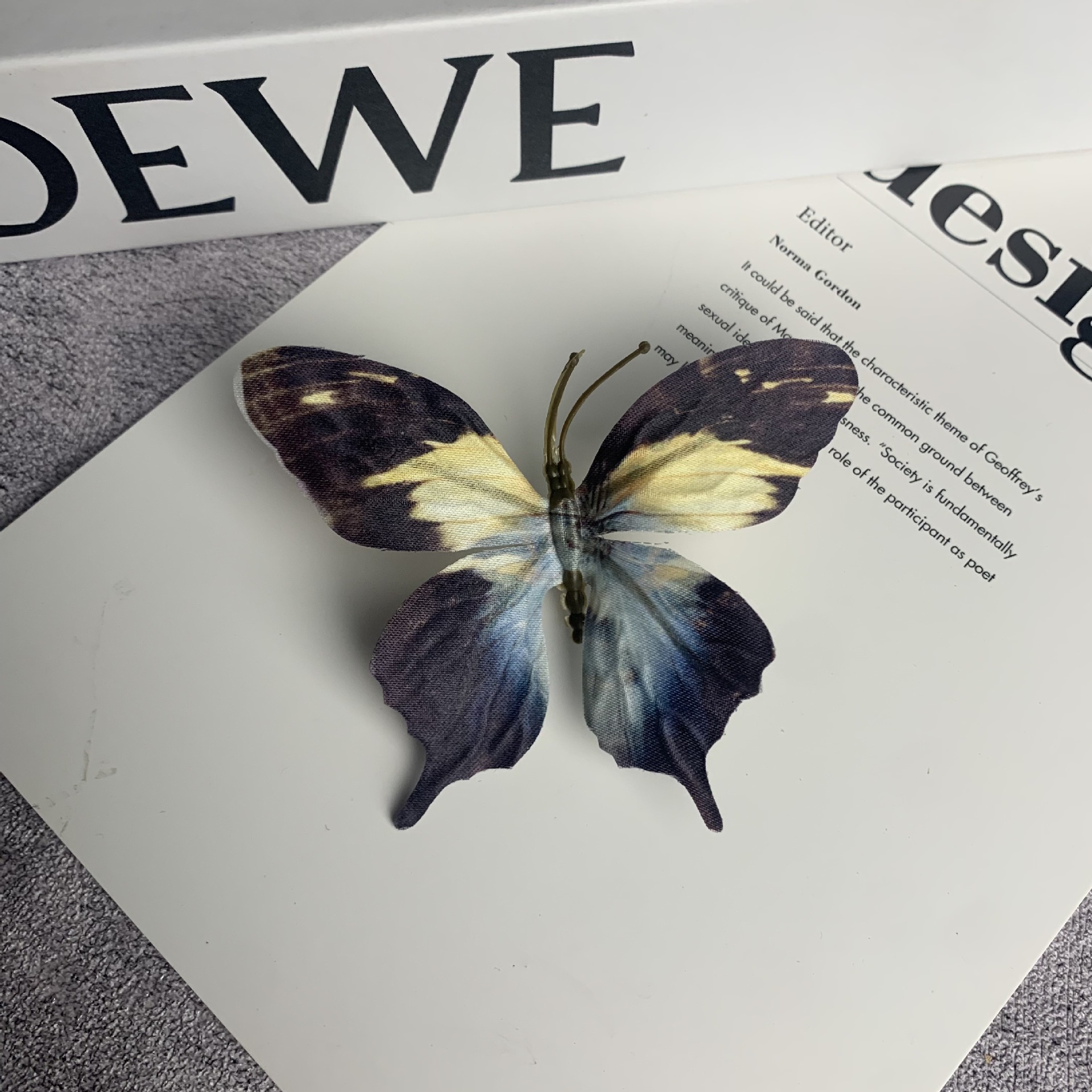 검정색과 노란색