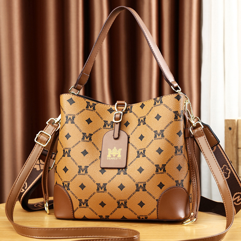 Fashionable capacious one-shoulder bag