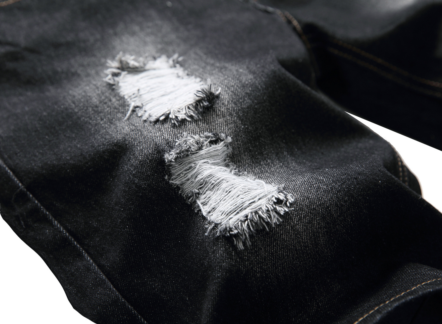 Pantaloncini estivi da uomo in denim di cotone strappato e forato, di colore chiaro, di media lunghezza, aderenti_voghion.com