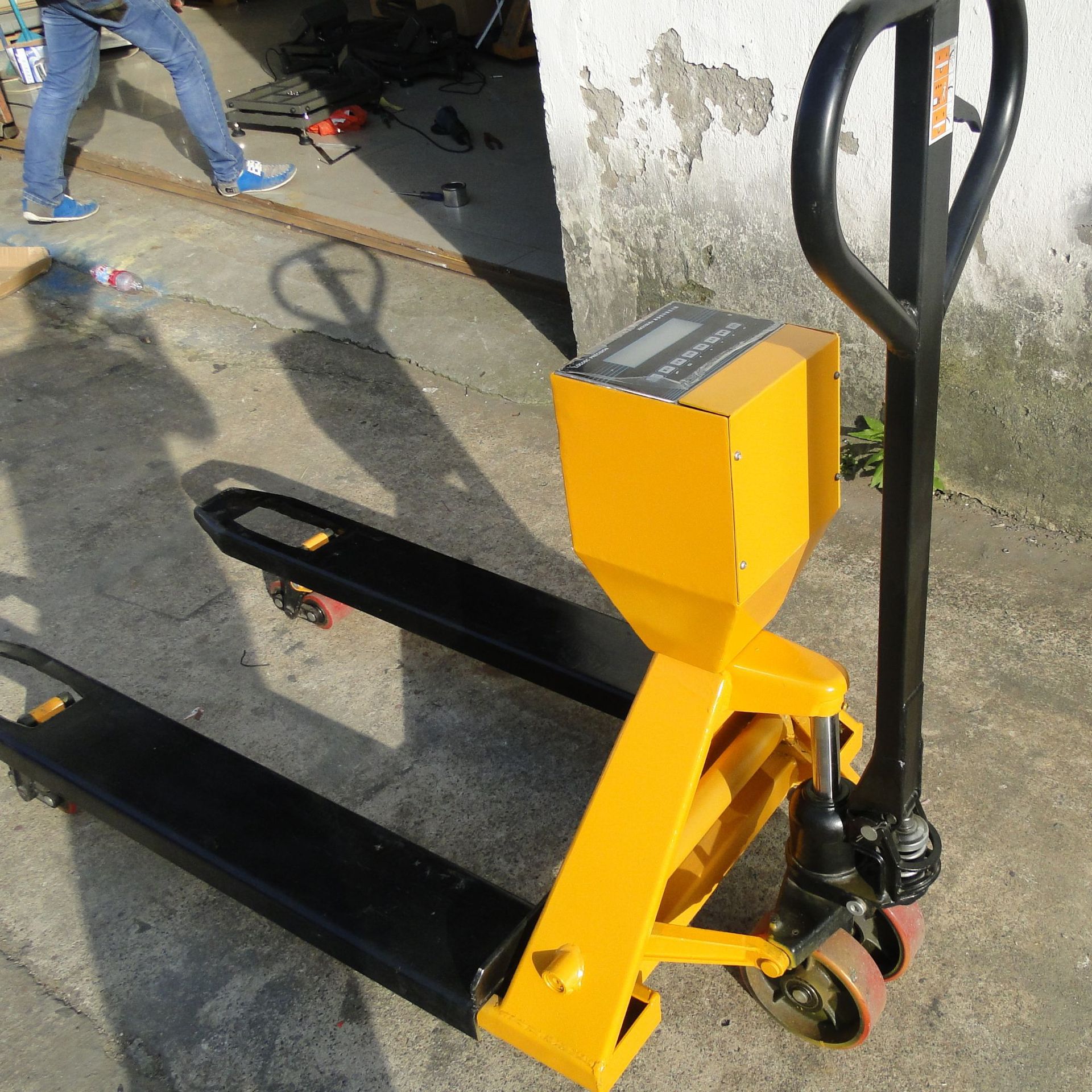 越衡移动式电子叉车磅秤 3吨液压拖车电子秤防爆电子秤叉车地牛秤