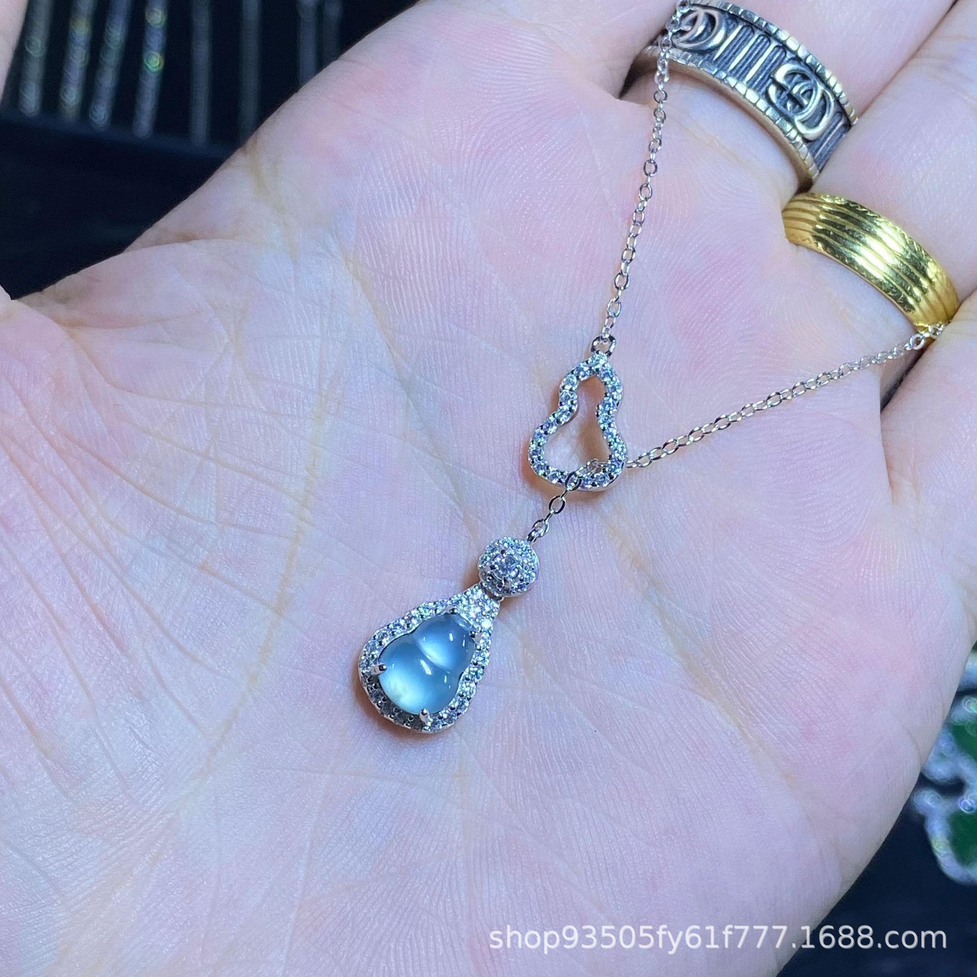 은빛 푸른 물 조롱박