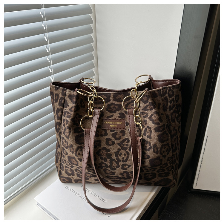 A new velvet leopard print single-shoulder bag and hand-held tote bag for women's casual commuting in autumn and winter 2024 undefined