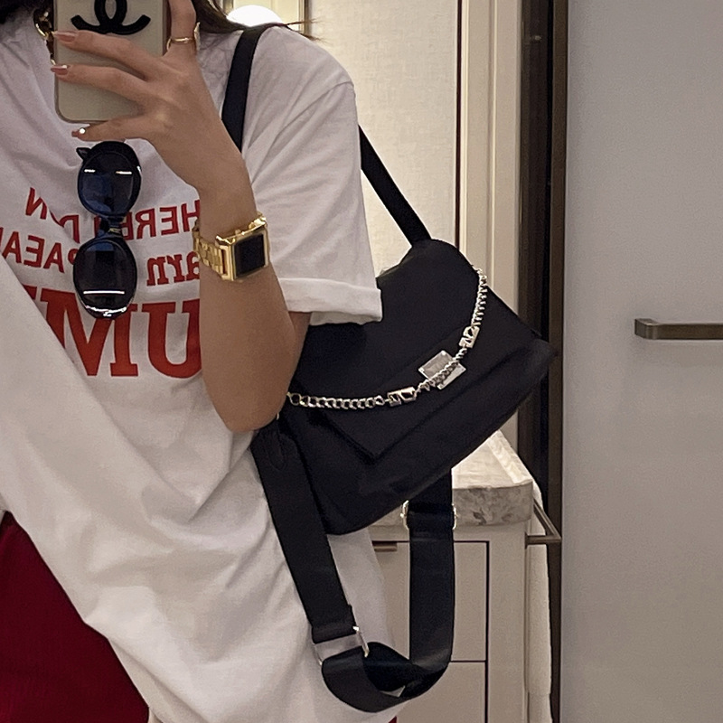 Small design chain vagrant for female 2024 new large capacity single shoulder commuter Messenger bag_voghion.com