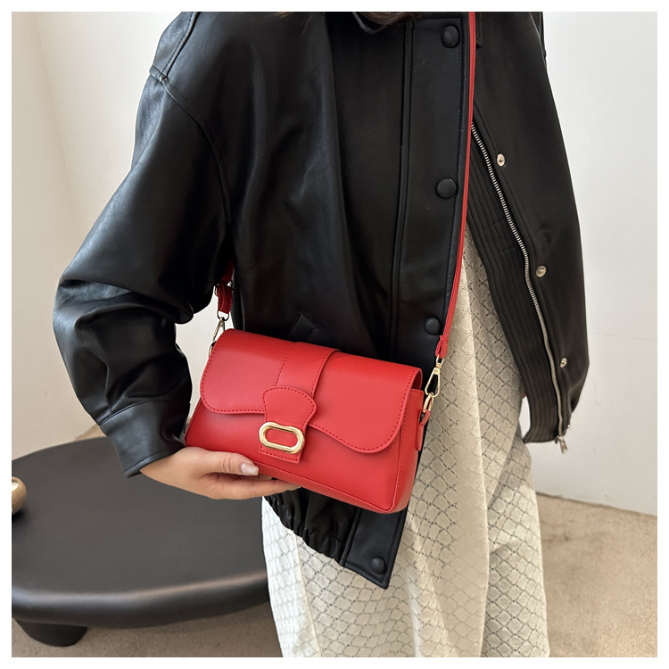 A casual and stylish small bag for women, a new 2024 fashion single-shoulder underarm bag, a retro and fashionable commuting crossbody small square bag undefined