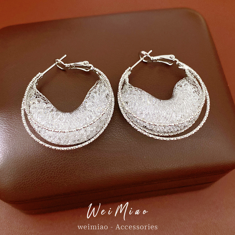 Agujas de plata de malla metálica barco curvo cristal en forma de c pernos de orejas huecos de aire frío pendientes personales ligeros de lujo de alta calidad perfumes de orejas