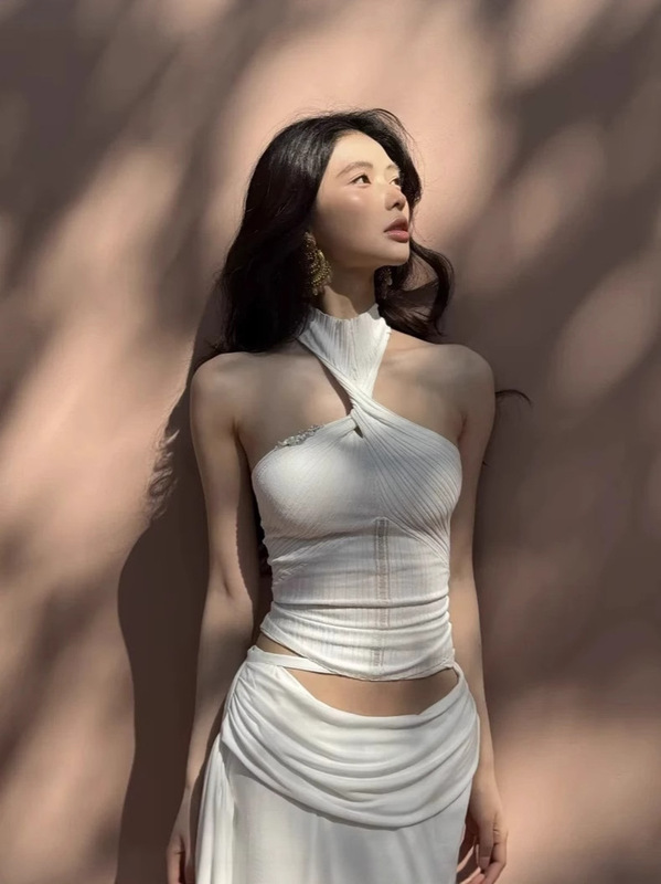 Yao Xiaotang Fangyuan 同じスタイル 25ss 軽くて大人なニットツイストホルターベスト白フィッシュテールスカートドレス女性用|undefined