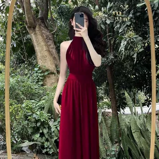 高级感黑色挂脖无袖连衣裙女2025夏季新款法式气质开叉收腰长裙子
